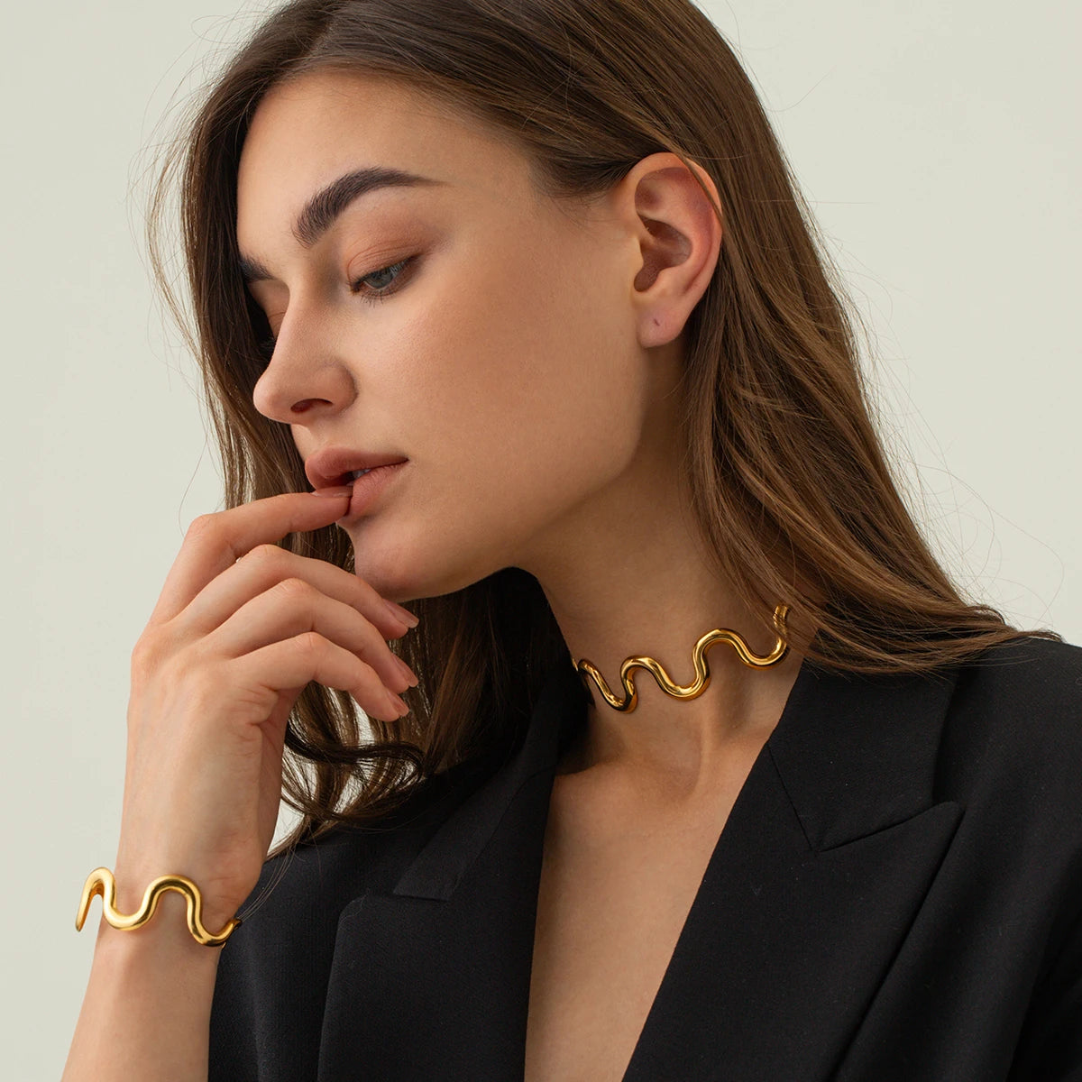 Elara Pendant Necklace