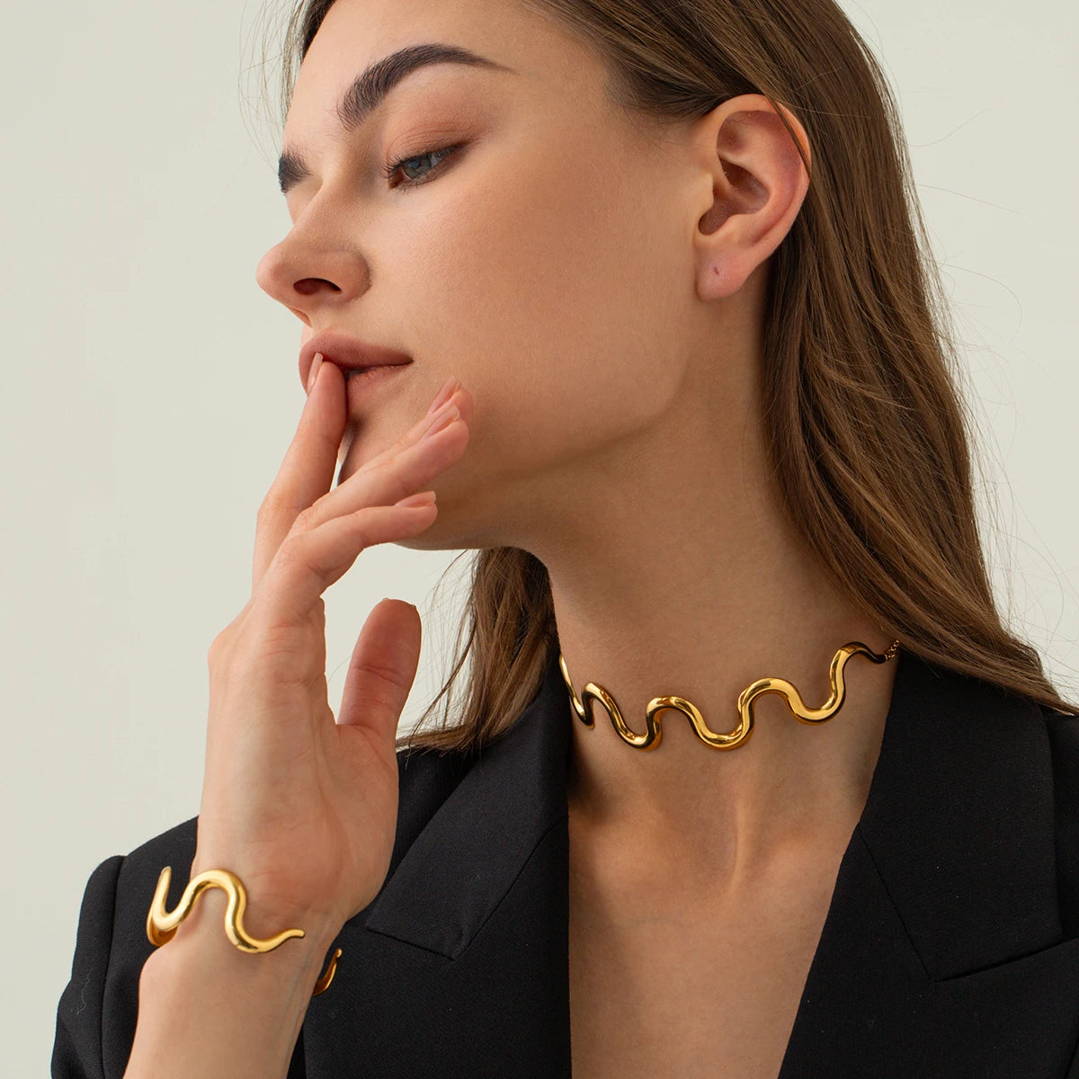 Elara Pendant Necklace