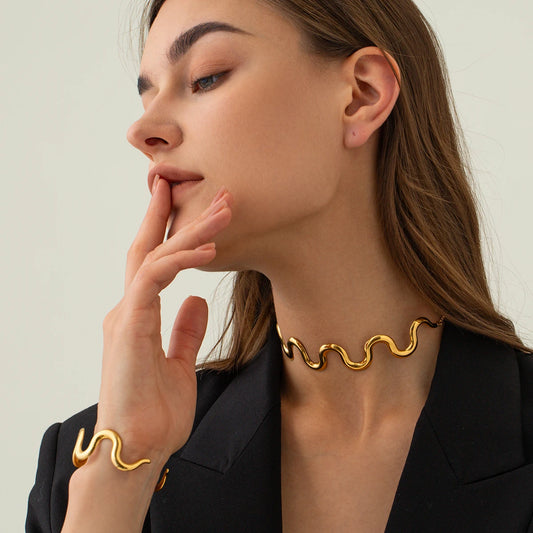 Elara Pendant Necklace